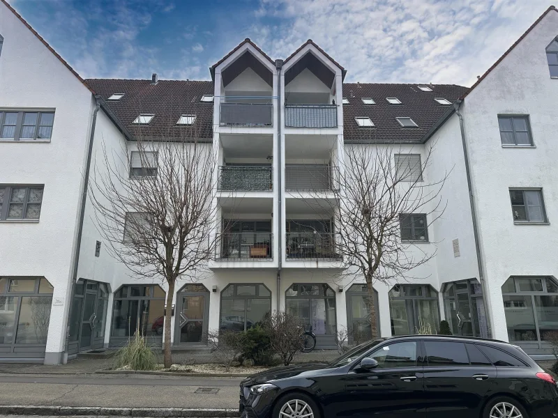 Hausansicht - Wohnung kaufen in Augsburg - Charmante 2 ZKB mit Balkon, Lift in bester Lage - solide vermietet 