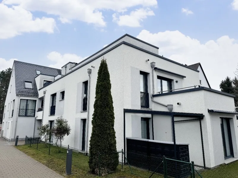 Hausansicht - Wohnung kaufen in Augsburg - Seltener Fund: Moderne Gartenwohnung mit Top-Mietrendite!