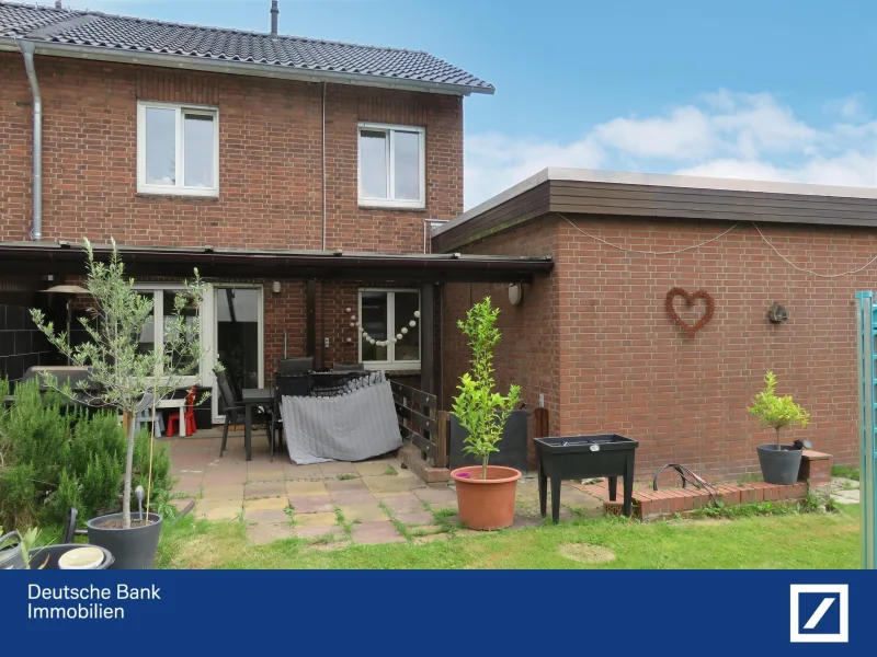 Rückansicht des Hauses - Haus kaufen in Krefeld - KR-Gartenstadt- sanierte DHH in ruhiger, kleiner Seitenstraße mit 653 m² Traumgrundstück und Garage!