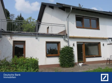 Rückansicht des Hauses  - Haus kaufen in Overath - Overath-Vilkerath - Wohnen umgeben von Natur u. mit Blick ins schöne Aggertal - DHH mit Garage