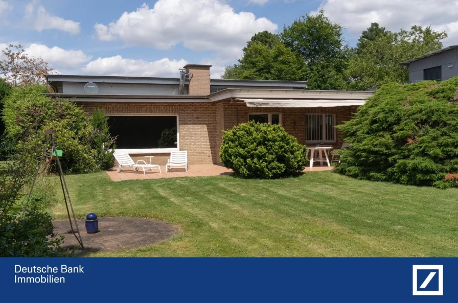 Herrliche Gartenansicht. - Haus kaufen in Krefeld - Krefeld-Traar: Freistehender Bungalow in sehr ruhiger Lage auf über 1000 m² großem Sonnengrundstück