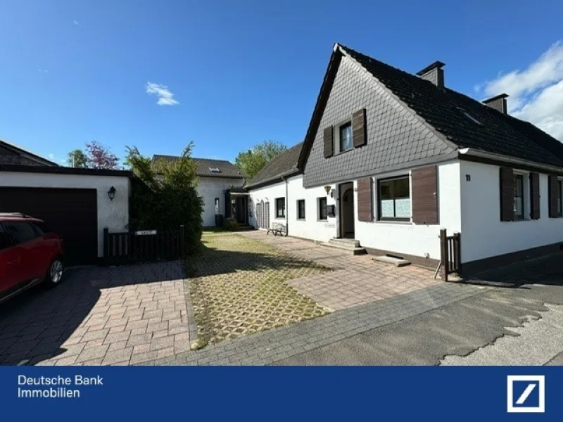 Frontansicht Haus 1. - Haus kaufen in Krefeld - MINDESTGEBOT 619.000 €! Zwei EF-Häuser auf über 1000 m² Grundstück!