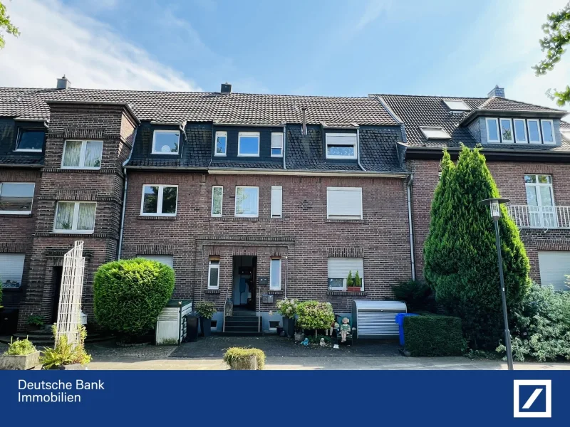 Frontausicht. - Haus kaufen in Krefeld - KR-Kempener Feld - Geldanlage: 3-FH-Stadthaus in guter Lage mit 2 Garagen - EG mit Garten.