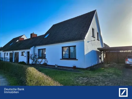 Straßenansicht - Haus kaufen in Born - Großzügig mit viel Potential – Familienidyll auf der schönen Halbinsel Fischland Darß Zingst!