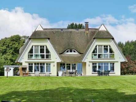 Gartenansicht - Haus kaufen in Mönchgut - Exklusive Reetgedeckte Villa mit eigenem Strandzugang auf der Sonneninsel Rügen!