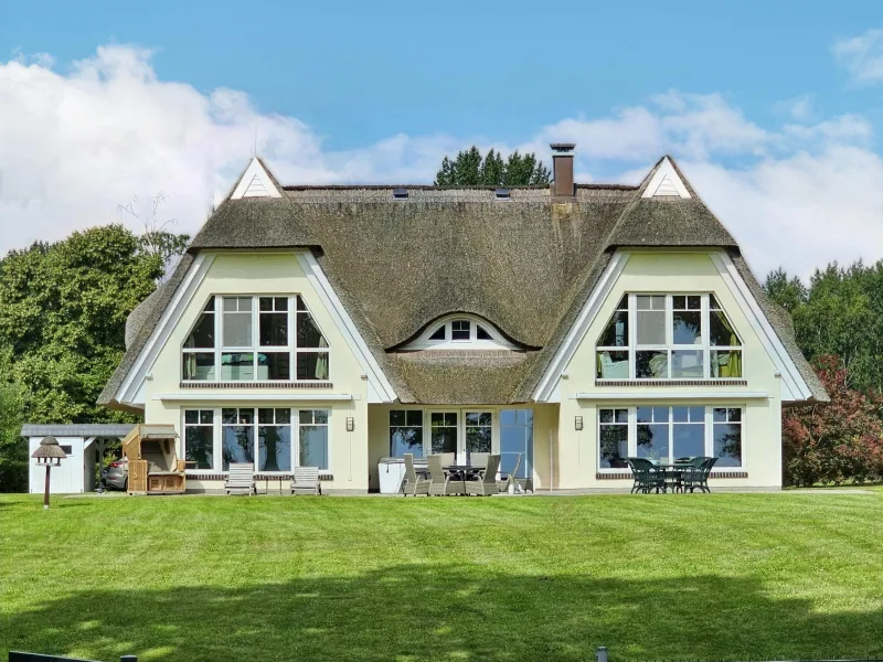 Gartenansicht - Haus kaufen in Mönchgut - Exklusive Reetgedeckte Villa mit eigenem Strandzugang auf der Sonneninsel Rügen!