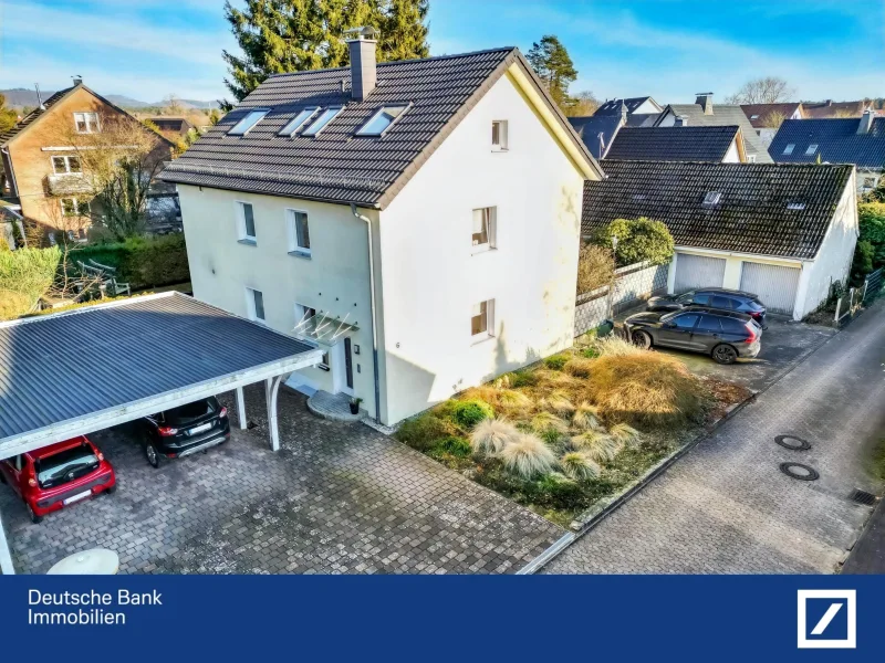 Ansicht - Haus kaufen in Oerlinghausen - Exklusives Zweifamilienhaus in Oerlinghausen – Modernes Wohnen mit idyllischem Gartenparadies