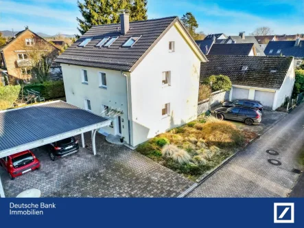 Ansicht - Haus kaufen in Oerlinghausen - Exklusives Zweifamilienhaus in Oerlinghausen – Modernes Wohnen mit idyllischem Gartenparadies