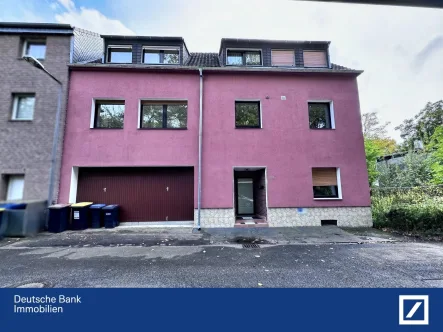 Hausansicht Straße - Haus kaufen in Köln - Schönes 3-Familienhaus in Köln-Flittard zur Eigennutzung oder Kapitalanlage.