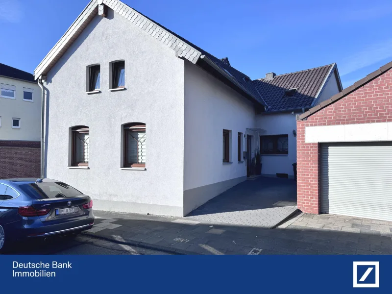 Hausansicht rechts - Haus kaufen in Kerpen - Charmantes Einfamilienhaus mit großem Garten in ruhiger Lage von Kerpen-Brüggen