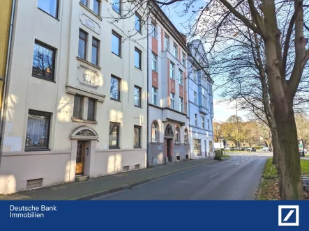 Straße - Wohnung kaufen in Düsseldorf - Vermietete helle Zweizimmer-Altbauwohnung mit Balkon