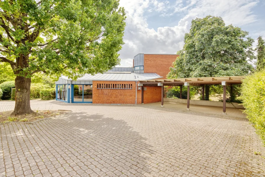 Vorplatz mit Carports