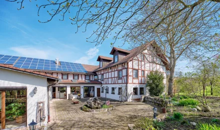 Innenhof - Gastgewerbe/Hotel kaufen in Donzdorf - Vielseitige Gewerbeimmobilie mit Hotel, Gastronomie, Konferenzraum und großem Außenbereich