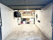 Garage mit elektr. Tor inkl.