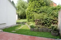 Terrasse und Garten zum EG