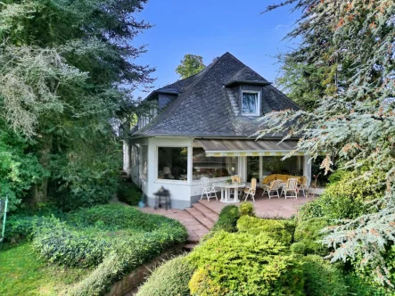 Blick vom Garten auf das Haus - Haus kaufen in Bonn - Attraktives Haus in absoluter Top Lage!