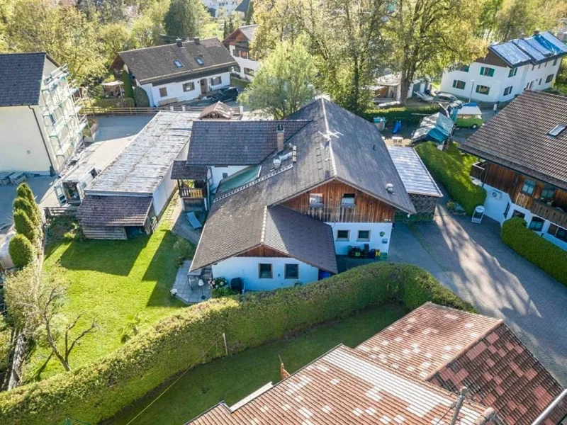 Luftaufnahme Haus - Haus kaufen in Bichl - Außergewöhliche Immobilie mit vielfältigen Nutzungsmöglichkeiten bei Bad Tölz - Wolfratshausen