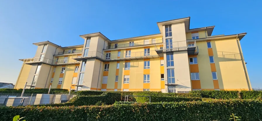 Blick auf die Vorderseite - Wohnung kaufen in Mühlheim - Schöne helle 4 Zimmer- Wohnung mit super Energiewert