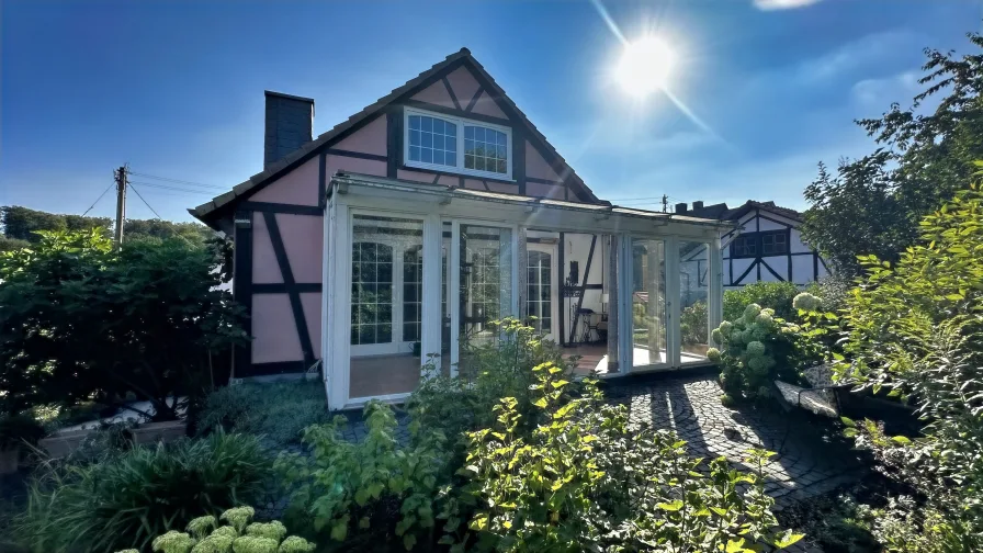 Hausansicht vom Garten - Haus kaufen in Villmar - Großzügiges Fachwerkhaus in Villmar, perfekt für Wohnen, Gewerbe oder als Zweifamilienhaus 