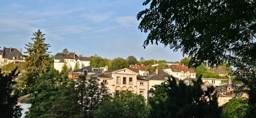 Blick vom Balkon auf die Stadt