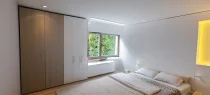 Schlafzimmer möbliert mit KI