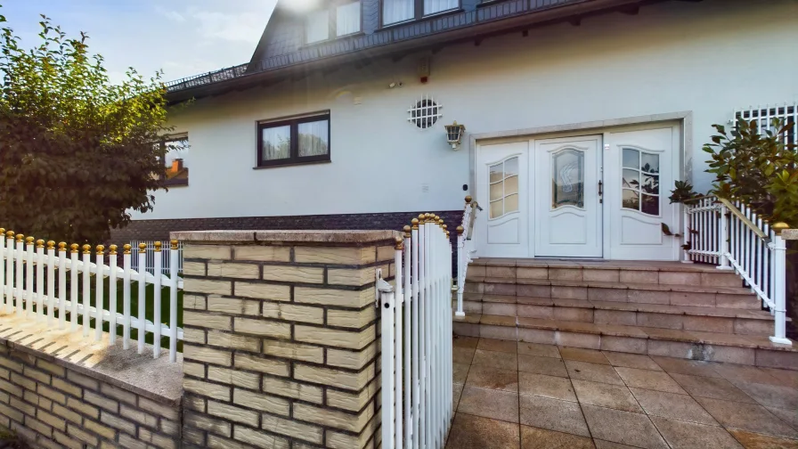 Gartentor Hauseingang - Haus kaufen in Taunusstein - Großzügige Villa mit zwei Wohneinheiten, Schwimmbad und Sauna in Taunusstein