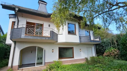 Blick vom Garten - Haus kaufen in Wiesbaden - Traummaße für die ganze Familie in Wiesbaden - Sonnenberg !