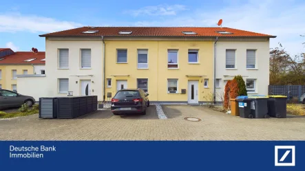 Hausansicht - Haus kaufen in Hanau - Großzügiges Familienhaus mit Garten & Garage!