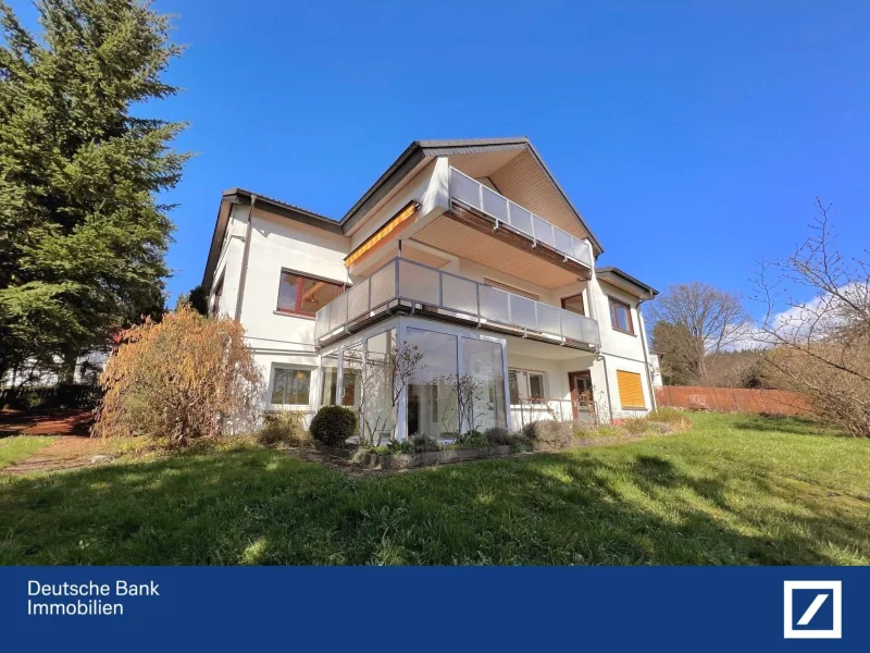Hausansicht - Haus kaufen in Wehrheim - Charmantes Einfamilienhaus mit Einliegerwohnung und Feldblick!