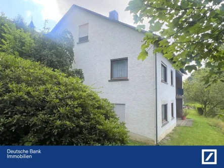 Hausansicht - Haus kaufen in Schmitten - Schmitten, Oberreifenberg: 7 Zi.-Zweifamilienhaus mit viel Potential - Mitten im Grünen