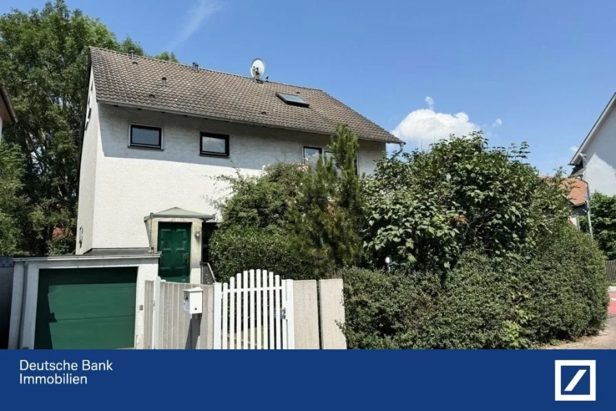 Hausansicht - Haus kaufen in Bad Homburg - Geräumiges Wohlfühlhaus am Erlenbach * sep Apartment im DG