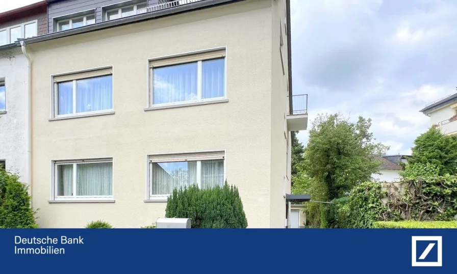 Hausansicht - Haus kaufen in Frankfurt - FFM, Niederursel: Idyllisches Zweifamilienhaus, für die große Familie, mit Garten & Einliegerwohnung