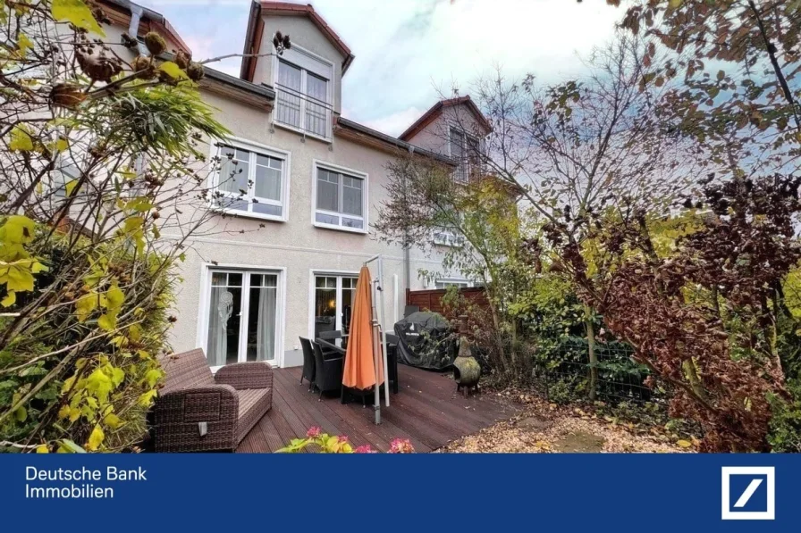 Hausansicht mit Terrasse - Haus kaufen in Frankfurt - Riedberg* Wohnen am Reiterhof