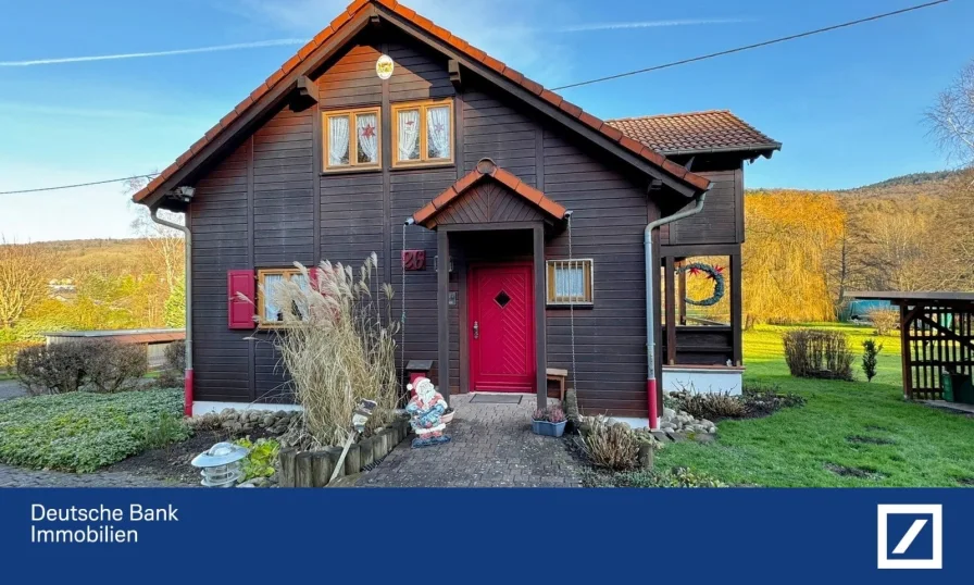 Hausansicht - Haus kaufen in Glashütten - Glashütten-Oberems: Wohnen im Einklang der Natur, Holzhaus mit großzügigem Grundstück *Erbpacht*