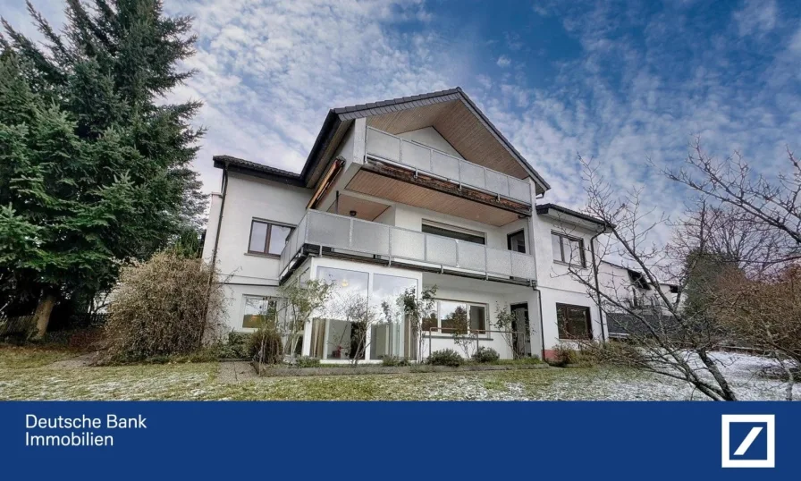 Hausansicht - Haus kaufen in Wehrheim - Charmantes Einfamilienhaus mit Einliegerwohnung und Feldblick!