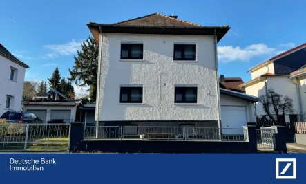 Hausansicht - Haus kaufen in Neu-Anspach - Familienparadies mit Pool und Garten – Ihr neues Zuhause wartet!