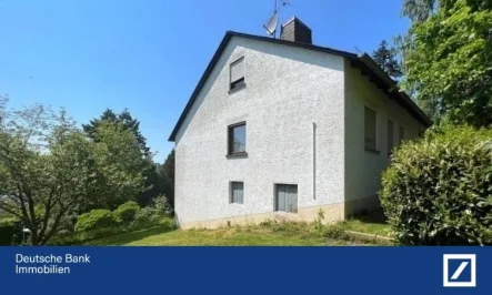 Hausansicht - Haus kaufen in Schmitten - Schmitten, Oberreifenberg: Zweifamilienhaus mit 7 Zimmern auf Hanggrundstück im Grünen - ab sofort