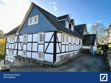 Ansicht - Haus kaufen in Engelskirchen - Spannende Kapitalanlage mit acht Wohneinheiten im Grünen!