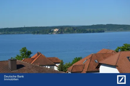 traumhafte Sicht auf den Bodensee und die Insel Mainau - Wohnung mieten in Uhldingen-Mühlhofen - 180°-Grad-See- und Panorama-Sicht: Moderne 4-Zimmer-Dachgeschoß-Maisonette-Wohnung mit Balkon