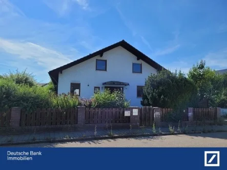 Straßenansicht - Haus kaufen in Gaimersheim - Sanierungsbedürftige Wohnhaus mit Garage in guter Wohnlage