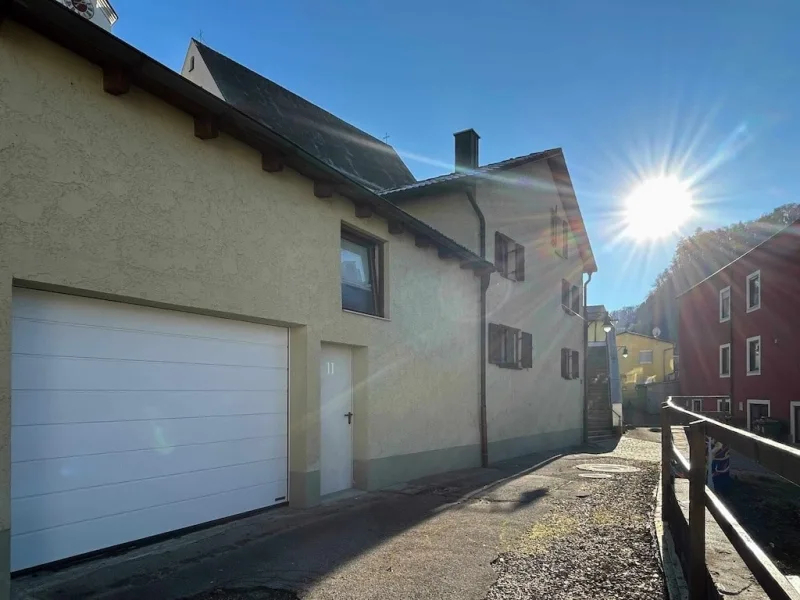 Zufahrt zur Garage - Haus kaufen in Kipfenberg - Rarität! Historisches EFH in zentraler Lage, sehr schön modernisiert