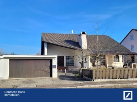 Südansicht m. Garage - Haus kaufen in Münchsmünster - Bezugsfreies Ein-/Zweifamilienhaus in ruhiger Wohnlage.