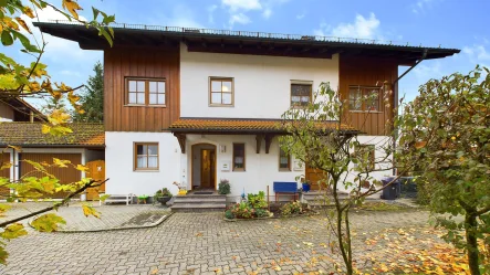 Frontansicht - Haus kaufen in Rosenheim - Elegante Doppelhaushälfte in ruhiger Idylle: Ihr modernes Traumzuhause mit Garten