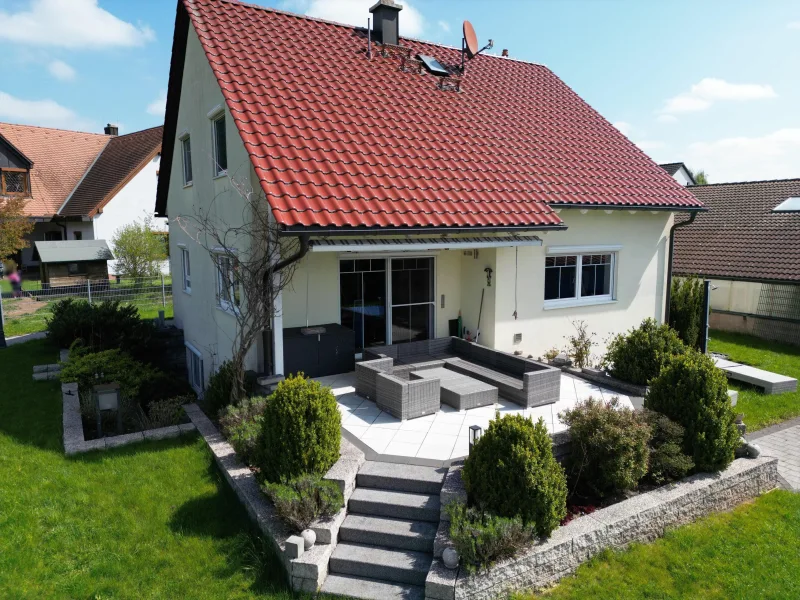 Frontansicht - Haus kaufen in Cadolzburg - Geräumiges Einfamilienhaus mit Einliegerwohnung in Cadolzburg !!!