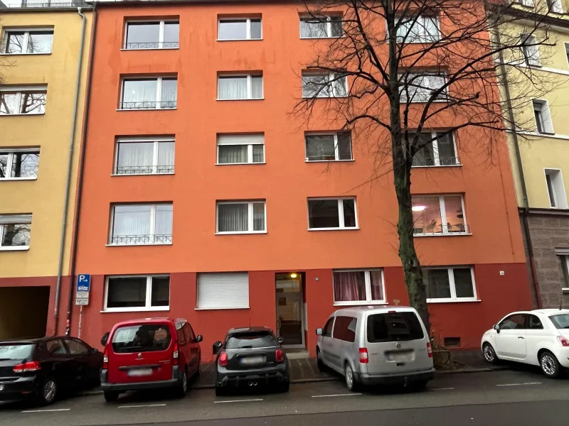 Straßenansicht - Wohnung kaufen in Nürnberg - Gemütliche 2 Zi Wohnung mit Balkon im 2.OG in Nbg Nibelungenviertel - vermietet 