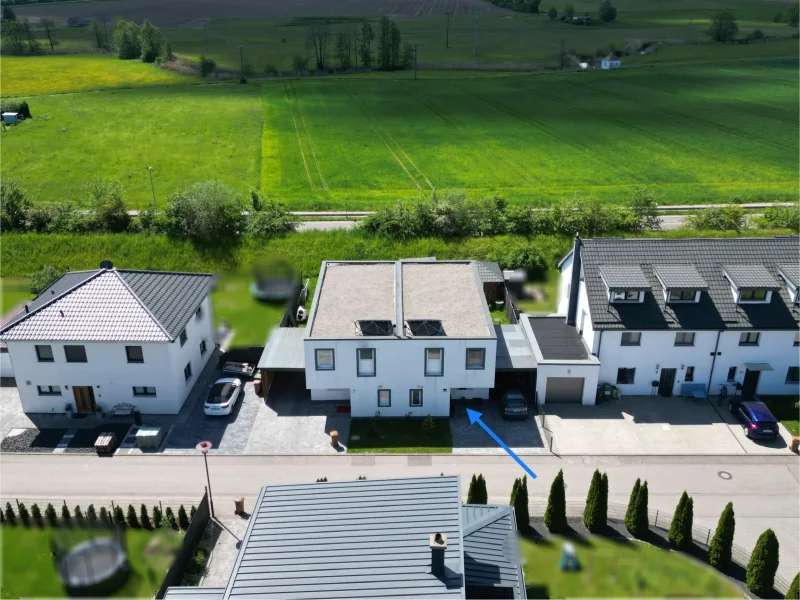 Vogelperspektive - Haus kaufen in Bechhofen - Modernes Wohnen in idyllischer Lage: Doppelhaushälfte mit Fußbodenheizung, Solaranlage und Carport!!