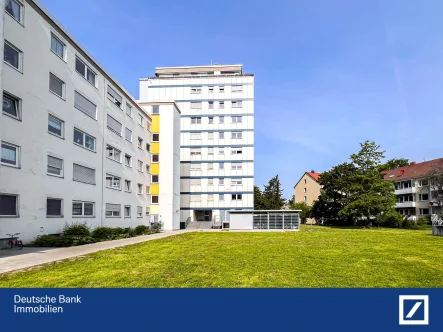 Frontansicht - Wohnung kaufen in Nürnberg - Viel Platz zum Leben: Geräumige 4-Zimmer-Wohnung mit durchdachtem Grundriss und barrierefrei!!!