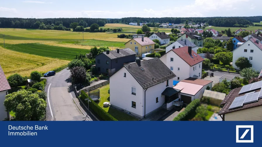 Seitenansicht - Haus kaufen in Amberg - Modernisiertes Familienparadies - Einfamilienhaus mit Garage in Amberg Gailoh