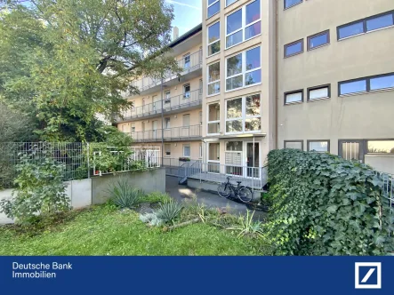 Frontseite - Wohnung kaufen in Nürnberg - Zwei-Zimmer-Wohnung mit sicheren Mieteinnahmen, EBK, Keller und Duplexparker in zentraler Lag NBG!!!