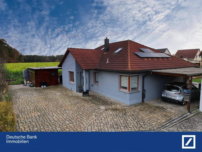 Straßenansicht - Haus kaufen in Georgensgmünd - Moderner Bungalow mit ELW und Photovoltaikanlage in Georgensgmünd!